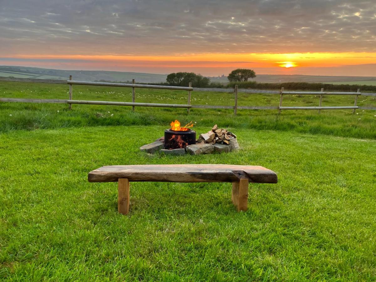 Shepherds Hut In A Private Meadow With Sea Views Hartland Εξωτερικό φωτογραφία