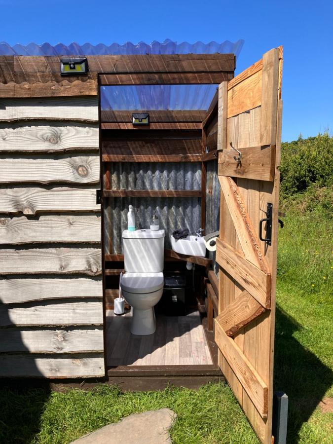 Shepherds Hut In A Private Meadow With Sea Views Hartland Εξωτερικό φωτογραφία