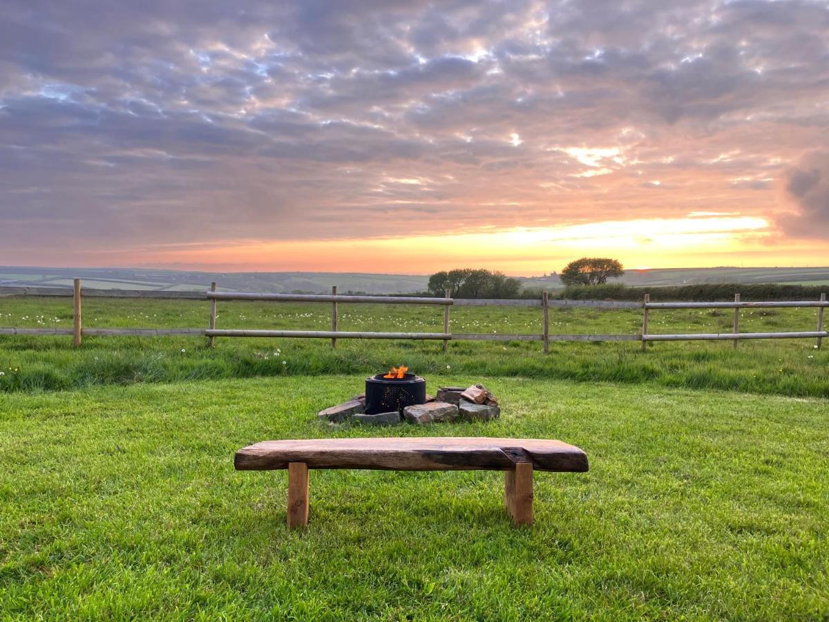 Shepherds Hut In A Private Meadow With Sea Views Hartland Εξωτερικό φωτογραφία