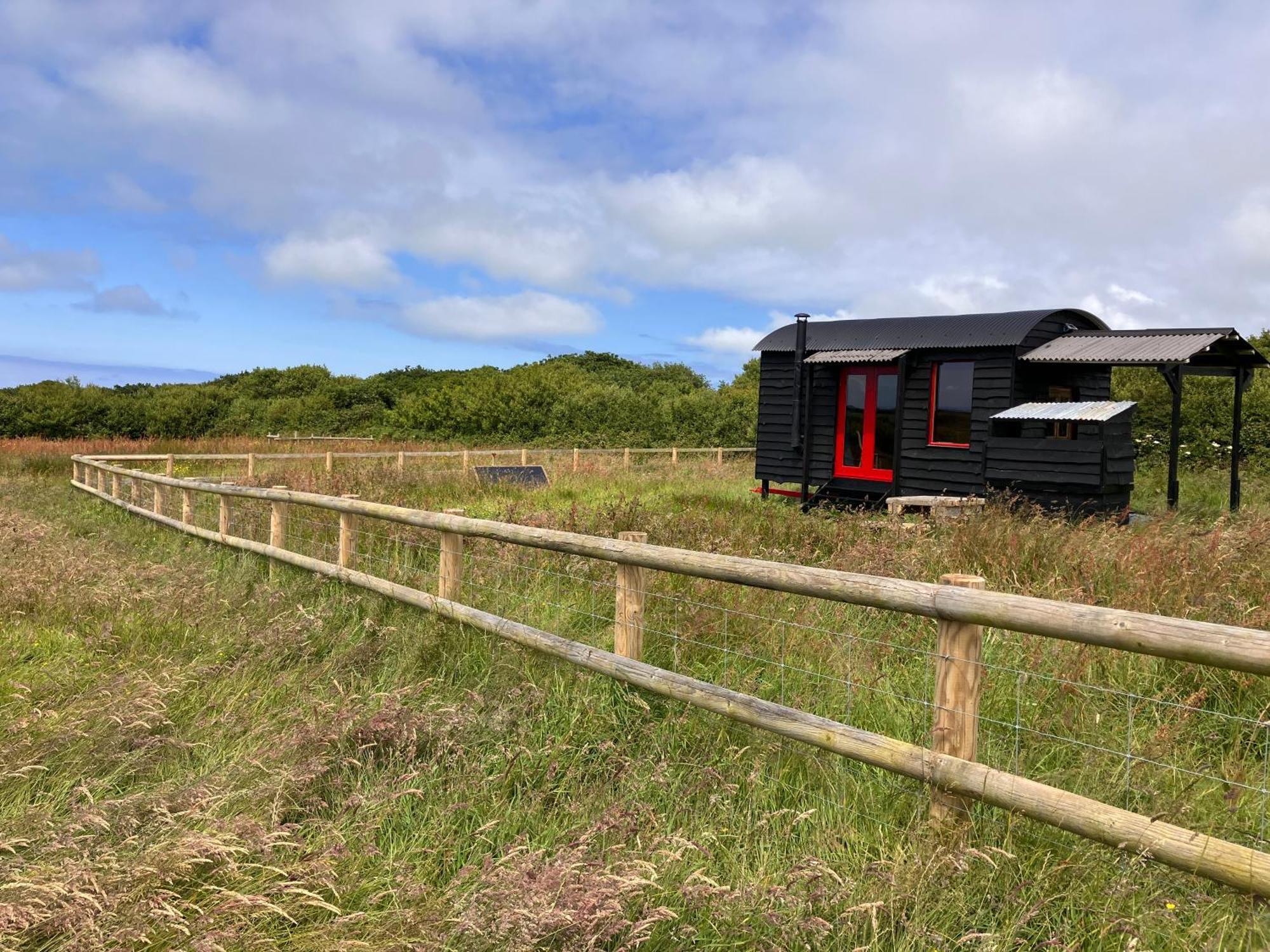 Shepherds Hut In A Private Meadow With Sea Views Hartland Εξωτερικό φωτογραφία